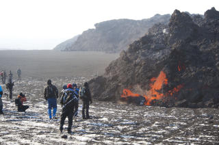 TURISTER str�mmer til Island for et glimt av vulkanen. Foto: AFP PHOTO/HALLDOR KOLBEINS/SCANPIX
