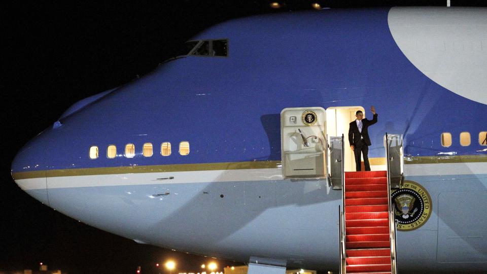 ET KVARTER FOR SENT: Litt forsinket p� grunn av telefonsamtalen med Kinas president Hu Jintao, men omsider kom president Barack Obama ut av Air Force One da flyet landet p� Andrews Air Force Base i Washington DC. Foto: AP Photo/Jose Luis Magana/SCANPIX