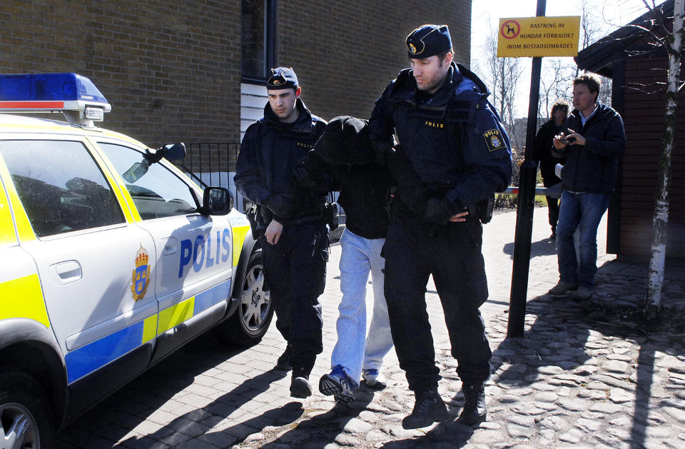 P�GREPET: Her f�res 23-�ringen ut av boligen sin i Landskrona langfredag. Foto:  Christer J�resl�tt