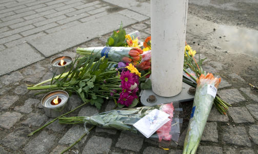 RYSTENDE: Det spesielle drapet har skapt sterke reaksjoner i Sverige. Her �stedet ved en lokal dagligvarebutikk. Foto: SCANPIX