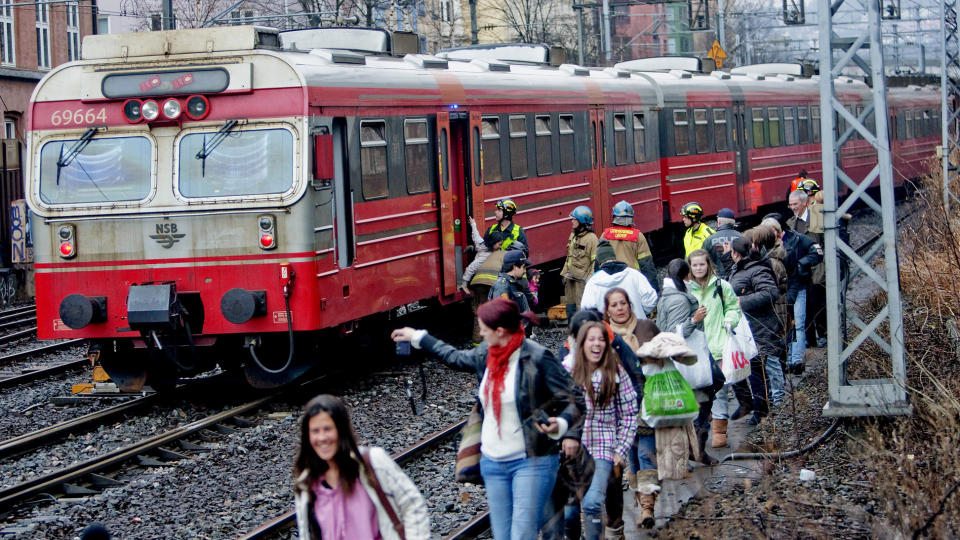 EVAKUERT:
Passasjerene som var ombord i lokaltoget som sporet av i Brynsbakken like ved Oslo S torsdag kveld, ble evakuert etter at str�mmen var sl�tt av. ingen kom til skade i avsporingen. 
Foto: Stian Lysberg Solum / SCANPIX