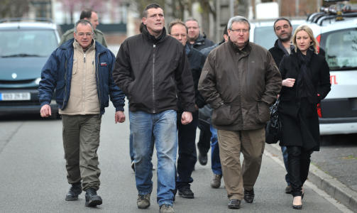 FORBANNA: Ansatte ved fabrikken. Foto: AFP