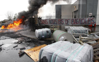 BELEIRING: De ansatte har beleiret fabrikken.  Foto: Reuters