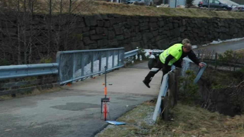 b>FUNNET D�D: Politifolk unders�ker stedet der ATV-f�reren ble funnet omkommet, ved bunnen av en bratt skrent. Foto: Stein Larsen/Agderposten