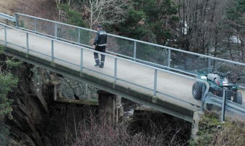 LANGT FALL: Politiet trengte assistanse for � hente mannen opp. Foto: Stein Larsen/Agderposten