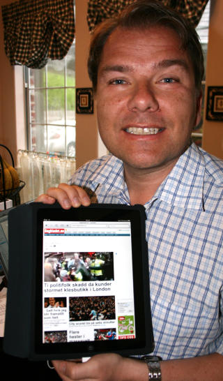 SURFEBRETT: Geir �iestad med iPad og Dagbladet. - Det funker kjempefint for � lese nettaviser, p�peker han. Foto: PRIVAT
