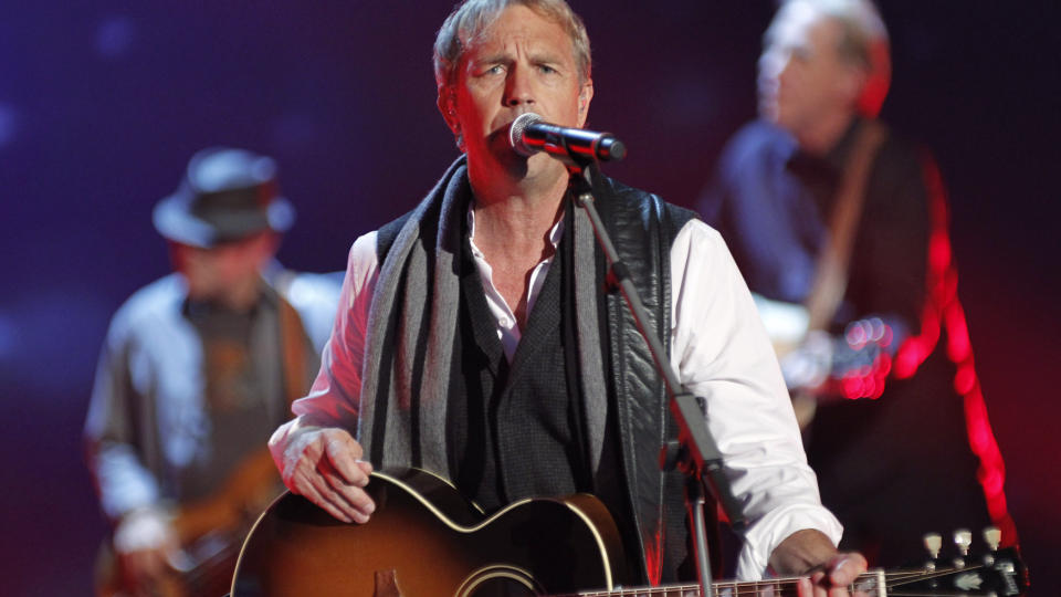 NEPPE GRAMMY P� OSCAR-KEVIN: Skuespiller Kevin Costner har ogs� et musikalsk liv sammen med bandet Modern West, men v�r anmelder er ikke imponert. Det sp�rs om det blir noen Grammy-pris p� Oscar-vinneren.
Foto: AP/Scanpix