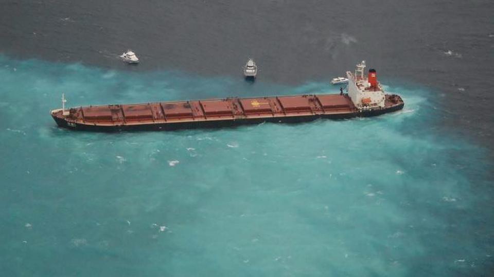 OLJELEKKASJE: Det kinesiske skipet har g�tt p� grunn ved Great Barrier Reef. Foto: EPA/AUSTRALIAN MARITIME SAFETY AUTHORITY/Scanpix