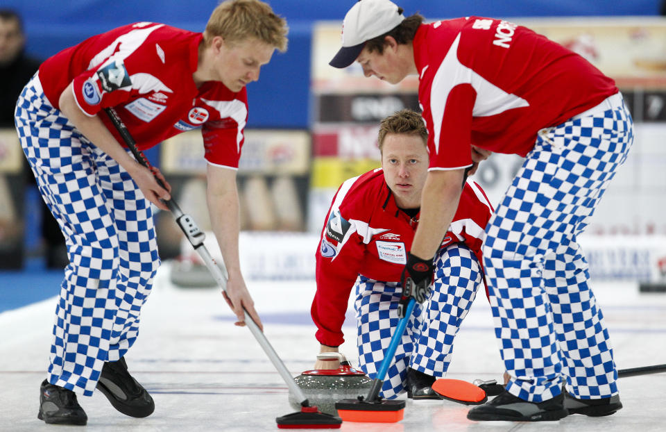 KLARE FOR SEMIFINALE: Vikar-skip Torger Nerg�rd (midten), H�vard Vad Pettersson (t.v.), Christoffer Svae (t.h.) og Thomas L�vold (ikke avbildet) er klare for semfinale i VM.Foto: SCANPIX/REUTERS/Valentin Flauraud
