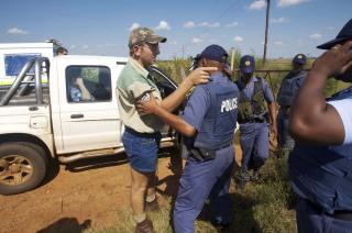 POLITIVAKT: AWB-st�ttespillere i diskusjon med politifolk utenfor Terreblanches g�r ved Ventersdorp. Foto: EPA/Johann Hattingh