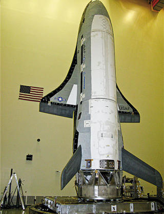 TAR TID: X-37 har en lang og kronglete historie. Prosjektet ble p�begynt som et sivilt samarbeid mellom NASA og Boeing i 1999. Det ble senere overf�rt til Pentagon og den milit�re forskningsavdelingen DARPA, f�r luftforsvaret tok over i 2004. Foto: U.S. AIR FORCE