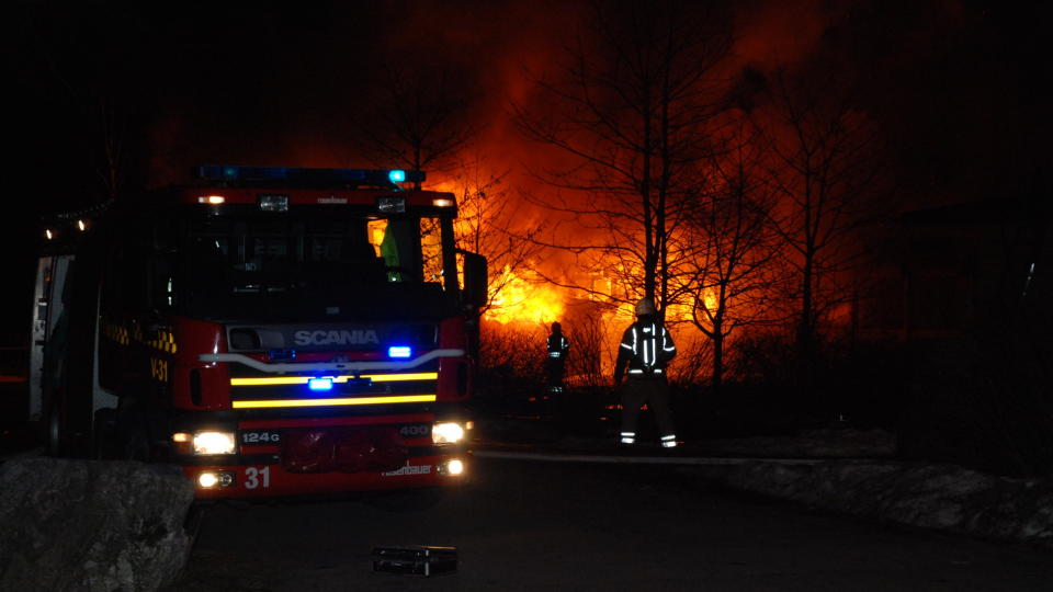  STORE SKADER:  �sg�rden skole fikk store skader i brannen, som ble meldt like etter klokka 22 i g�r kveld. 30 brannfolk fra T�nsberg og Kopstad har jobbet p� branntomta - i natt med etterslokking. FOTO: LASSE LJUNG, NYHETSFOTO.