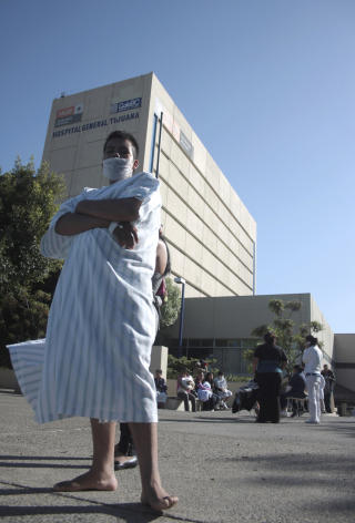  EVAKUERT:  Pasientene p� sykehuset i Tijuana 173 kilometer fra skjelvets episenter ble evakuert av frykt for at syjkehuset kunne rase sammen. Det er ikke meldt om st�rre skader etter et kraftige skjelvet. FOTO: JORGE DUENAS, REUTERS/SCANPIX.