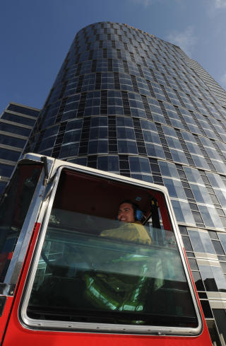  HEISAKSJON  Brannvesenet i Los Angeles m�tte bruke utvendig heis for � komme inn i 35 etasjer h�ye MGM Tower der folk sto fast i heisen p� grunn av jordskjelvet 360 kilometer s�r. FOTO: AFP/SCANPIX.