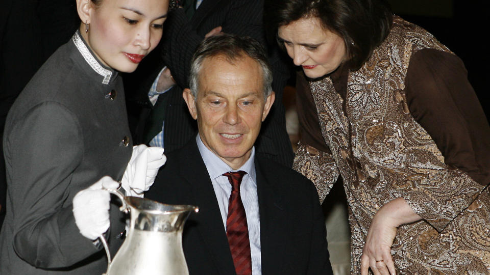  PROFESJONELL HJELP:  Tony Blair og fru Cherie fikk profesjonell serveringshjelp da de var p� bes�k i Kuwait tidligere i vinter. Det gikk bedre enn s�ndagens p�skefrokost hjemme i England. FOTO: AFP/SCANPIX.
