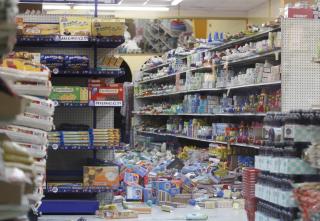  CALIFORNIA:  Hyllevarer ristet ned p� golvet i denne butikken i Calexio i California. FOTO: AP/SCANPIX.