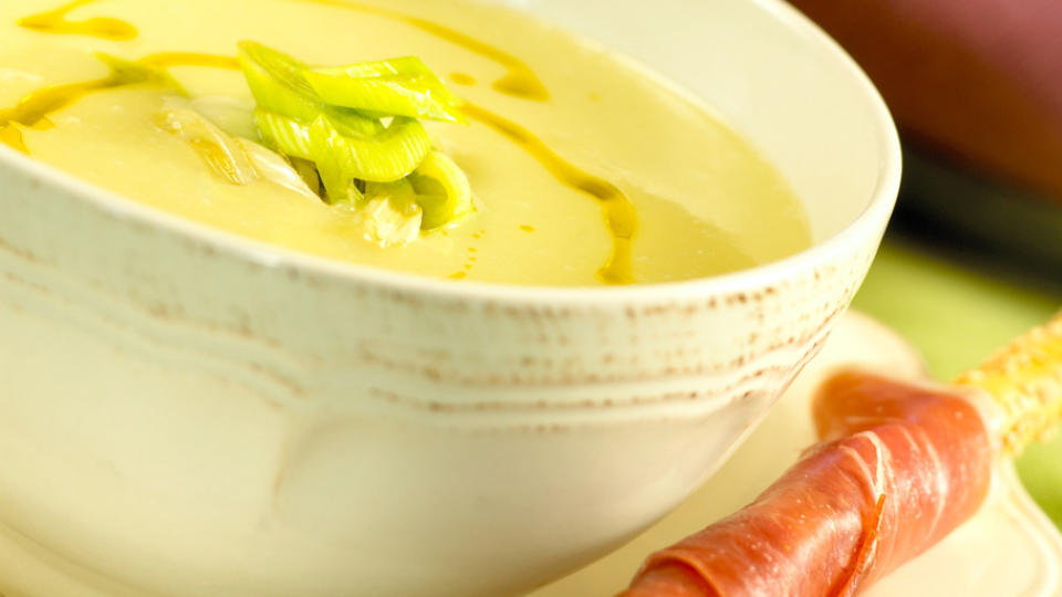 ENKELT OG GODT: Potet- og purresuppe lager du i en fei og smaker godt. Foto: Eva Br�nd/kylling.no