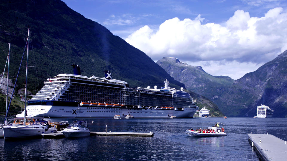 BEST I KLASSEN: Tirsdag 4. august i fjor hadde Geiranger et mer celebert bes�k enn noen var klar over: Samlige av disse tre cruiseskipene oppn�dde full score p� amerikanske CDCs grundige sjekk av cruiseskip. Fra venstre: Celebrity Equinox, AIDAAura og Crown Princess. Foto: Eivind Pedersen