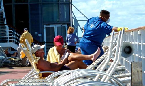 VIRUS Mannskapet p� Celebrity Summit desinfiserer rekka, etter utbrudd av norovirus i desember i fjor. Foto: Eivind Pedersen