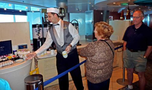 P� MED HANSKENE: Da Celebrity Summit i desember i fjor ble rammet av norovirus-utbrudd, ble passasjerene nektet � fylle sine egne kaffekopper. Den jobben tok mannskapet seg av - med hansker. Foto: Eivind Pedersen