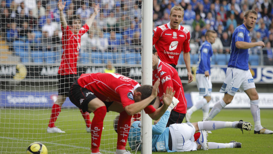 BARE SORGEN: Eirik Bakke og Brann har mange vonde minner fra kampene mot Molde p� Aker Stadion. Her fortviler han etter at 1-1-scoringen hans i fjor er underkjent.  20 minutter senere ledet Molde 4-0, og til slutt vant de 5-2. I dag m�tes lagene igjen. 
Foto: Svein Ove Ekornesv�g / SCANPIX