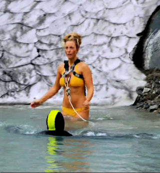 IMPONERTE: Liv Marit Wedvik (40) i isvannet. Foto: TVNORGE