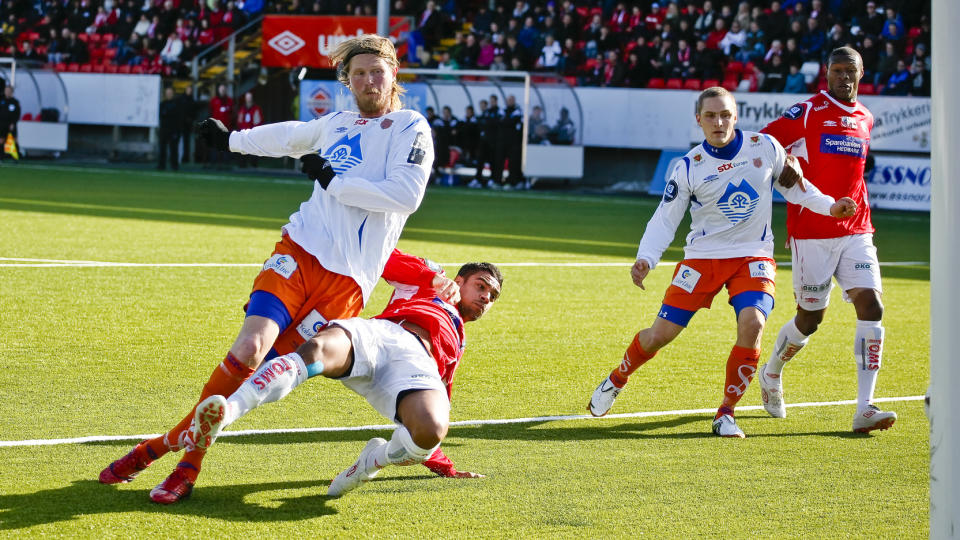GIFTIG: Tor Hogne Aar�y tok godt vare p� den ene muligheten han fikk i f�rste omgang da han kom seg foran Bobbie Friberg Da Cruz og pirket Daniel Arnefjords innlegg forbi Thomas Myhre.Foto: Marius Torgersrud / Scanpix