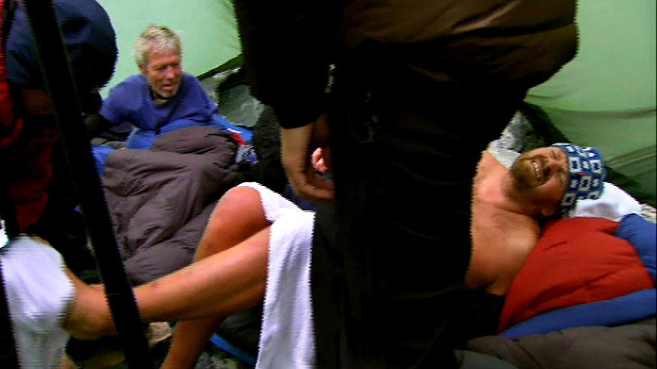 STERKT NEDKJ�LT: Tommy Steine m�tte pleies av de andre deltakerne etter litt under et minutt i det kalde brevannet. Deretter var det slutt p� hans realityeventyr i norsk natur. Foto: TVNORGE