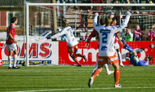FIKK LETT SPILL: Ingen var i n�rheten av Tor Hogne Aar�y da han bredsidet inn 1-2 etter et smart l�p og presist innlegg fra Demar Phillips.Foto: Marius Torgersrud / Scanpix