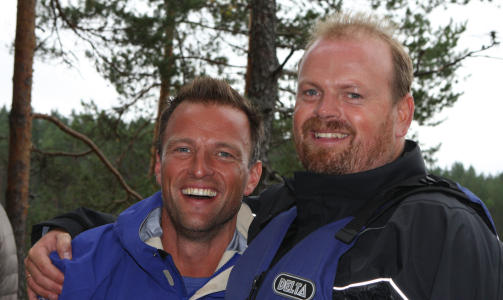 FØYK RUNDT I FINE KLÆR: Skal Tommy Steine være med på «71 grader nord» igjen, må det bli i jobben til Tom Stiansen, mener komikeren. Foto: TVNORGE FØYK RUNDT I FINE KLÆR: Skal Tommy Steine være med på «71 grader nord» igjen, må det bli i jobben til Tom Stiansen, mener komikeren. Foto: TVNORGE