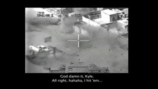 FYRER L�S: Menneskemengden p� plassen bryr seg ikke med de amerikanske kamphelikoptrene som sirkler rundt plassen. Videoen viser ingenting som vitner om fiendtlig aktivitet f�r helikoptrene fyrer l�s med sine maskinkanoner.