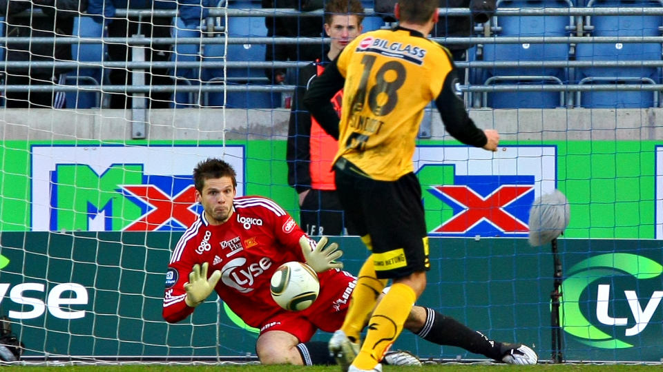 REDDET VIKING: Rune Almenning Jarstein sto gang p� gang i veien for et seiersjaktende Lillestr�m, og stoppet ogs� et straffespark fra Arild Sundgot p� overtid.
Foto: Alf Ove Hansen / Scanpix
