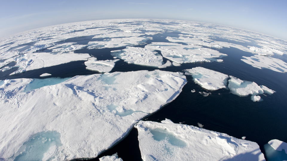 KOMMERSIELL TRAFIKK OG OLJE: De fem polhavstatene USA, Canada, Norge, Danmark, og Russland h�per p� � tjene mange milliarder p� olje- og gassressurser og skipstrafikk over Arktis.  Foto: Jonathan Hayward/AP