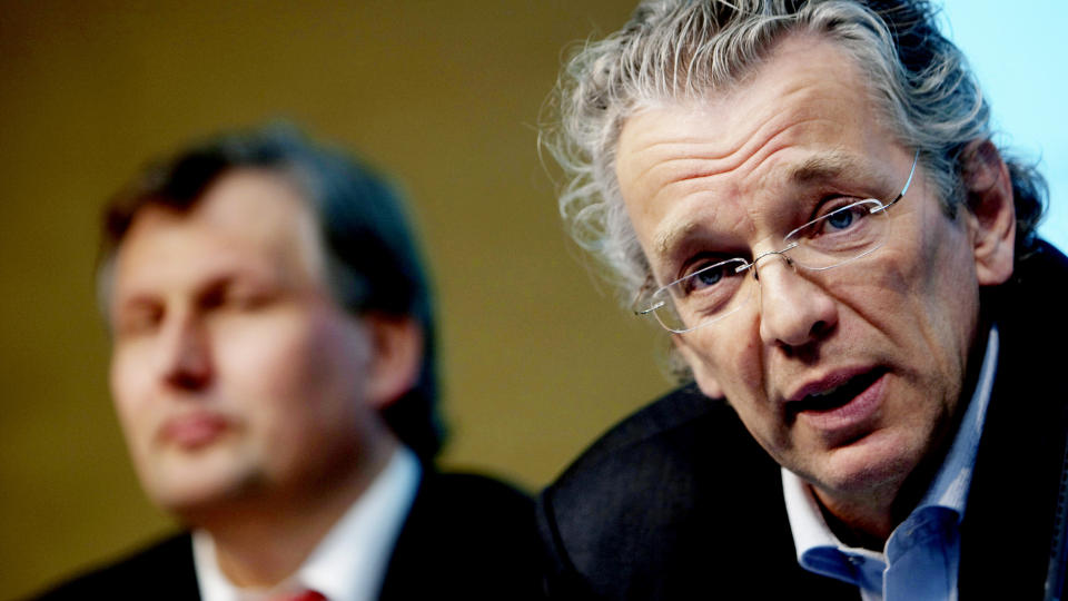 M�TTE SVARE FOR H�YE STR�MPRIS:   Olje- og energiminister, Terje Riis-Johansen (tv), sammen med konsernsjef i Statnett, Auke Lont. N� varsler Statnett dyrere str�m. Foto: Stian Lysberg Solum / SCANPIX