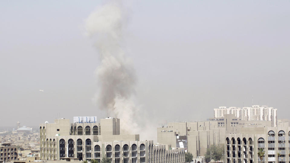 BOMBEANGREP: R�yk stiger opp fra et av dem fem stedene som er angrepet. Foto: AFP PHOTO/ALI AL-SAADI/Scanpix