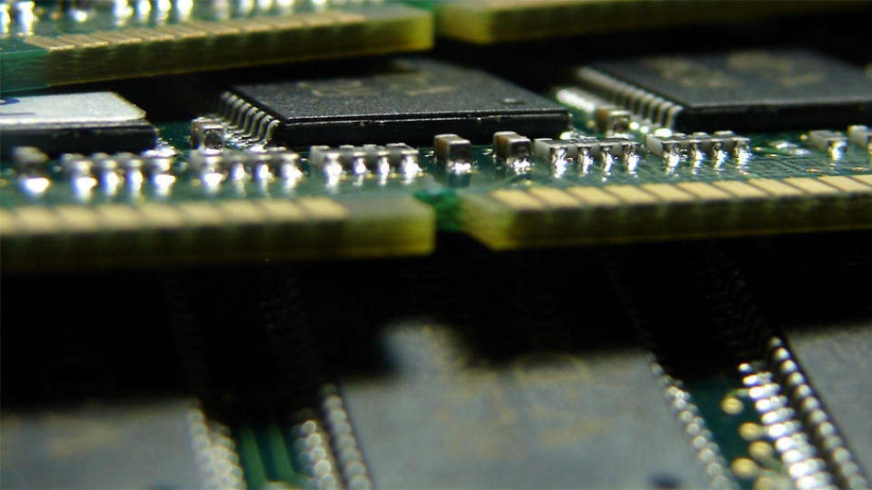 MER MINNE: Det st�rste poenget med 64-bit Windows er at du kan putte mer minne inn i PC-en din. Minneprisene er lave, s� mulighetene i hovedkortet vil nok si stopp lenge f�r lommeboken gj�r det.
