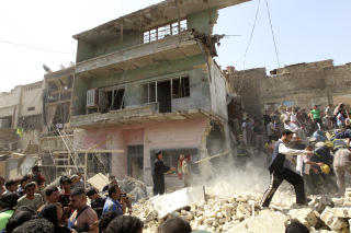 STORE �DELEGGELSER: En av bombene gikk av i n�rheten av dem britiske ambassaden. Foto: REUTERS/Mohammed Ameen/Scanpix