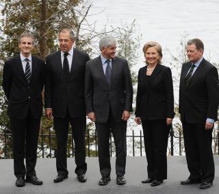PÅ MØTE: Fra venstre: Utenriksministerne Jonas Gahr Støre, Sergei Lavrov, Lawrence Cannon, Hillary Clinton og justisminister Lars Barfoed. FOTO: MICHAEL REYNOLDS/EPA PÅ MØTE: Fra venstre: Utenriksministerne Jonas Gahr Støre, Sergei Lavrov, Lawrence Cannon, Hillary Clinton og justisminister Lars Barfoed. FOTO: MICHAEL REYNOLDS/EPA