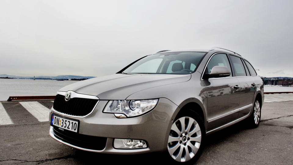ELEGANT: Nye Skoda Superb stasjonsvogn markerer seg i trafikkbildet med det tunge og litt eksklusive frontpartiet preget av mye krom. Foto: Sveinung Uddu Ystad