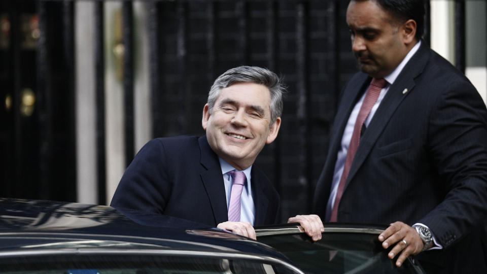 Storbritannias statsminister Gordon Brown fotografert i sin tjenestebil idet han forlot Buckingham Palace etter et m�te med dronning Elizabeth tirsdag. Det blir valg 6. mai.  Foto: AFP PHOTO/CARL COURT/Scanpix