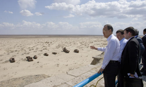 BAN KI-MOON P� BES�K I HELGA: Hovedn�ringen i Monjaq var fiskeri fram til 1960-tallet. N� ligger den gamle fiskefl�ten midt i �rkenen p� grunn av reduksjonen i vannstanden. Alt fisket og den tilh�rende industrien er nedlagt, en stor del av befolkningen har flyttet fra byen. Foto: REUTERS/Eskinder Debebe/UN Photo