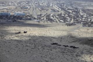 HAVNEBYEN: Helikopterbilder av byen Munjaq, som i dag lider av stor fraflytting. Foto: AP/Alexander Zemlianichenko