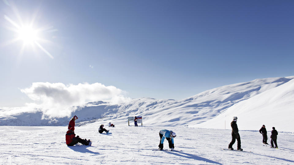 MYRKDALEN: Omtrent slik vil vi ha det resten av april. Voss Fjellandsby i Myrkdalen framst�r som helvit n�r sola skinner. Foto: Ole C. H. Thomassen