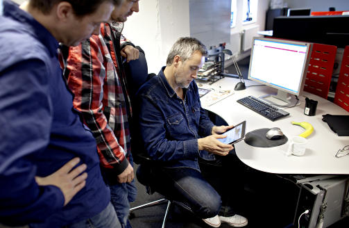 TETT TRAFIKK: K�en av kolleger som ville pr�vekj�re iPad var lang. Foto: LARS EIVIND BONES/DAGBLADET