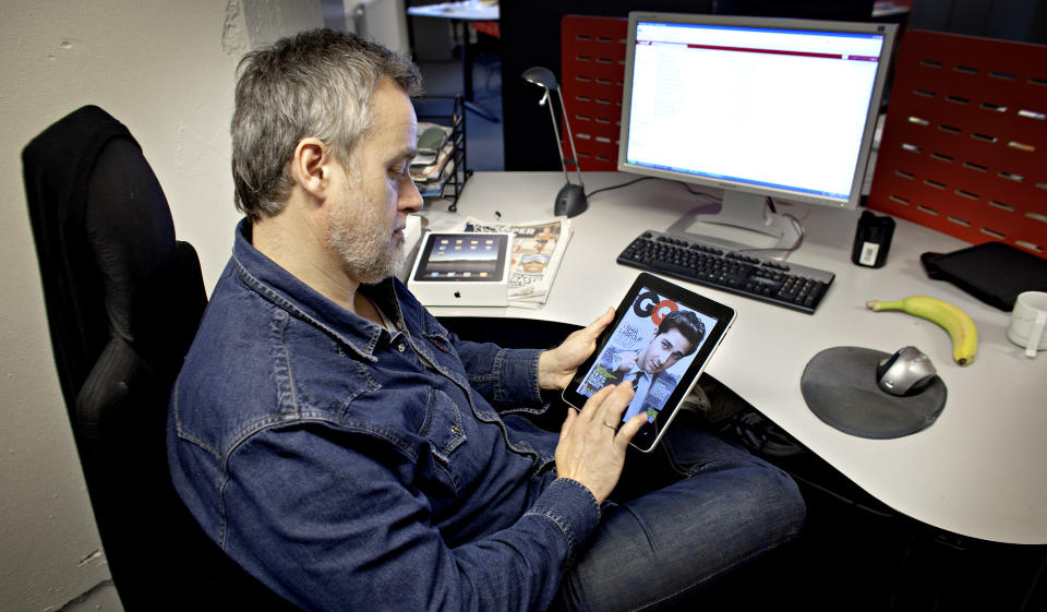 S� ENKEL AT SELV FAR: Dagbladets Jan Omdahl gj�r seg noen f�rsteinntrykk av Apples iPad. Applikasjonen til herremagasinet GQ er blant de mer forseggjorte papir-p�-nett-konseptene. Foto: LARS EIVIND BONES/DAGBLADET