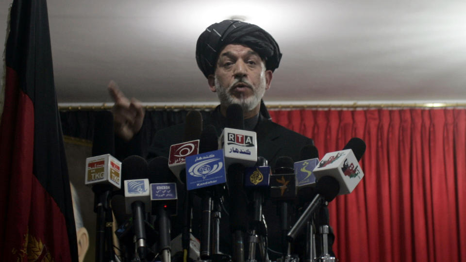 P� KRIGSSTIEN: President Hamid Karzai har f�tt mye oppmerksomhet for sine krasse utspill de siste dagene. Her gir han forsikringer til stammeledere i den s�rlige byen Kandahar, om at de vil bli r�dspurt f�r den planlagte milit�roperasjonen for � fjerne Taliban fra deres �ndelige f�deby. Foto: AFP PHOTO/POOL/Golnar MOTEVALLI/SCANPIX