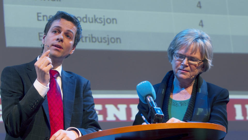 FALSKE PREMISSER:  
Leder i transport- og komunikasjonskomiteen Knut Arild Hareide (KrF) og samferdselsminister Magnhild Meltveit Kleppa (Sp) da de debatterte vei og jernbane p� Byggen�ringens byggedager p� hotell Plaza i mars. Hareide mener Stortinget har vedtatt Nasjonal transportplan p� falske premisser. Foto: Morten Holm / Scanpix