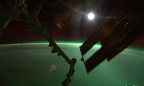 SETT FRA ROMMET: Ogs� ISS-mannskapet, mer enn 300 km over jorda, f�r ta del i den hektiske nordlysaktiviteten. Dette bildet, som inkluderer en m�negodbit, ble tatt av astronaut Soichi Noguchi som twitrer fra utposten i rommet. Foto: Soichi Noguchi