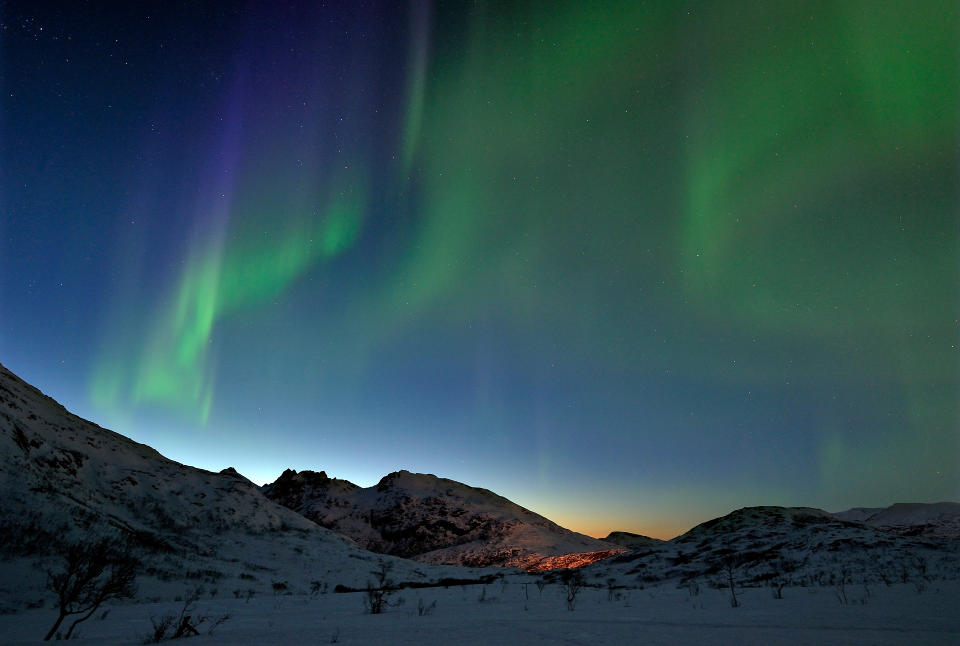 STR�LENDE: Disse nordlysbildene ble tatt i g�r p� Kattfjordeidet p� Kval�ya like utenfor Troms�. Det er ventet nye str�lende nordlysmuligheter i kveld takket v�re en kraftig geomagnetisk storm. Foto: Bj�rn J�rgensen/Arcticphoto.no