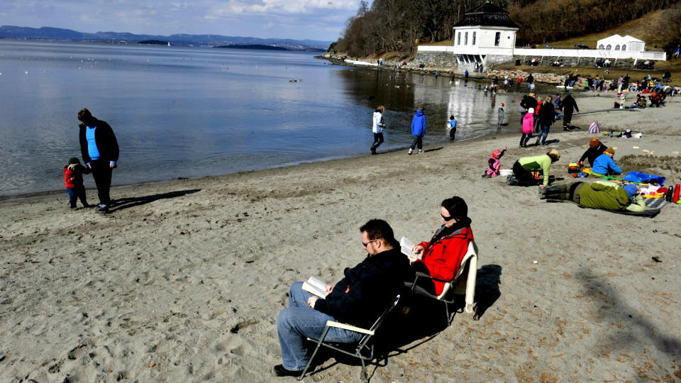 P�SKEAVSLUTNING: Sol og aktivitet p� Hvervenbukta utenfor Oslo i g�r ettermiddag. Til helga varsles det opp til 17 varmegrader i S�r-Norge. 
Foto: John T. Pedersen

Sol og aktiviteter i strandkanten. 
Foto: John T. Pedersen / Dagbladet